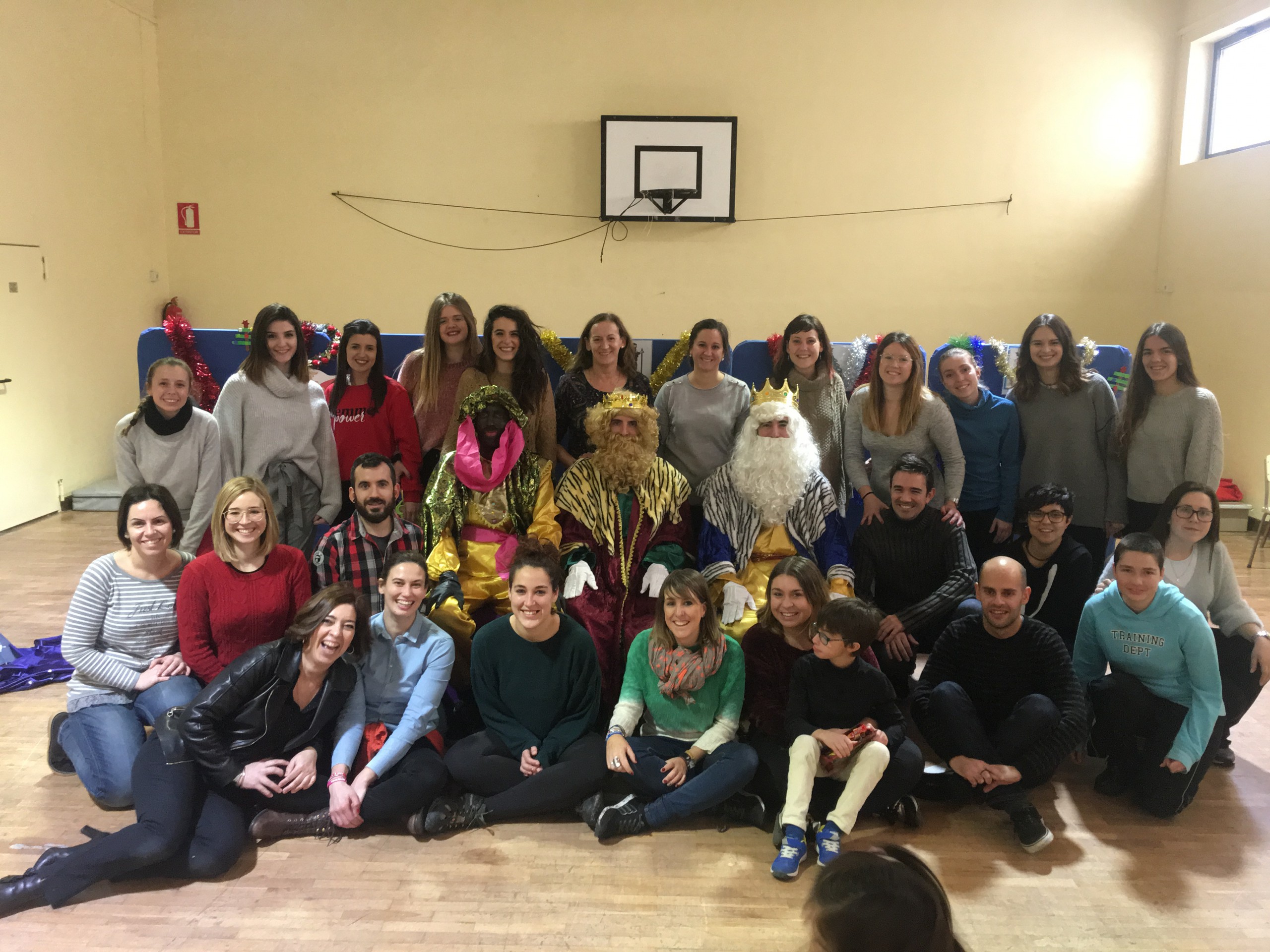 profesionales_de_escuela_de_navidad_ana_con_reyes_magos