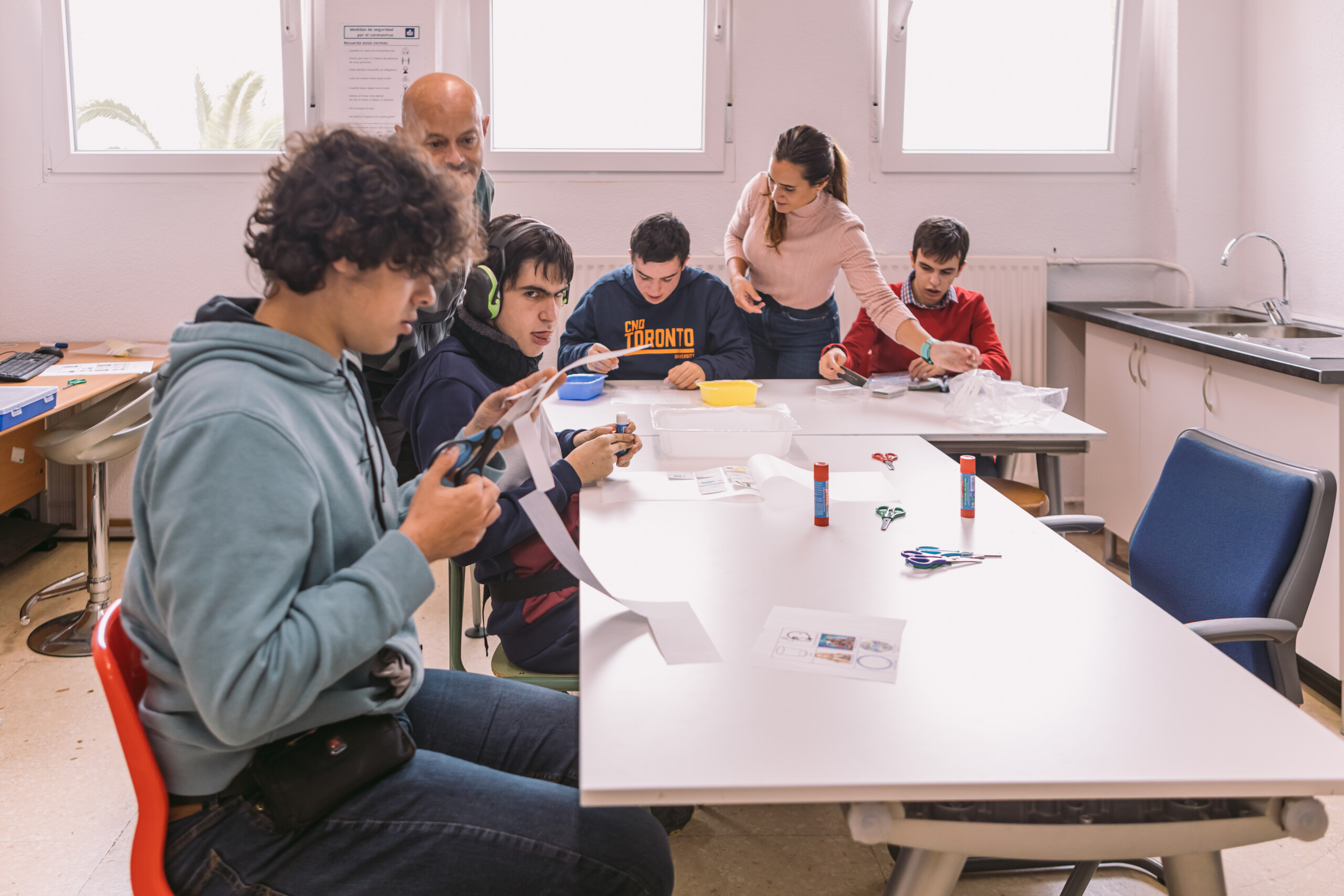Alumnado con autismo realizando actividades en centro de Aucavi