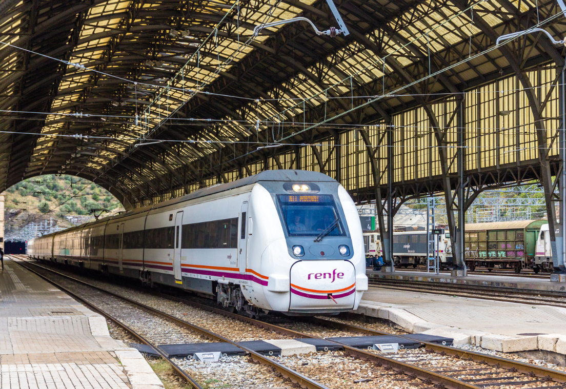 Un tren de RENFE saliendo de una estación