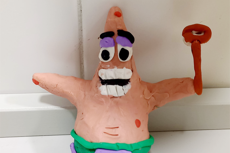 Fotografía de una figura de plastilina del personaje Patricio de la serie Bob Esponja