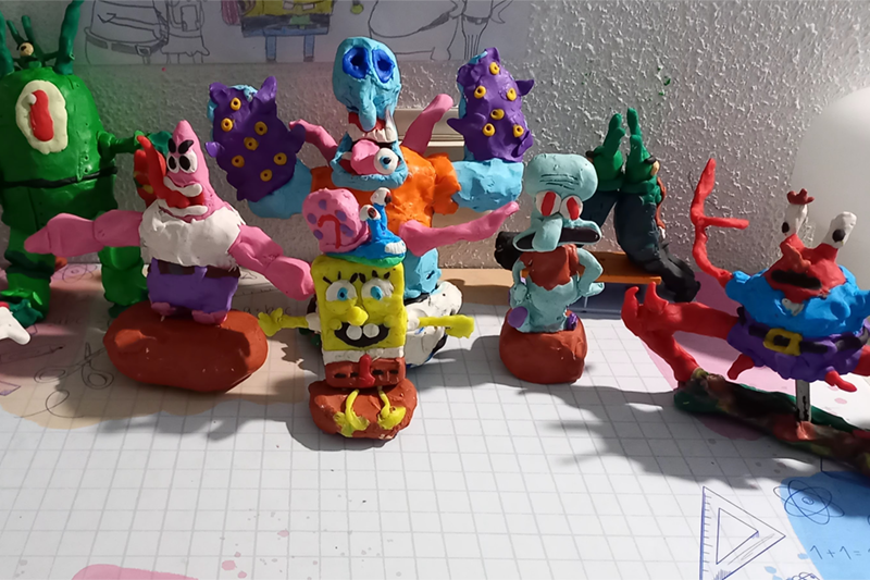 Fotografía de varios muñecos de los personajes de la serie Bob Esponja