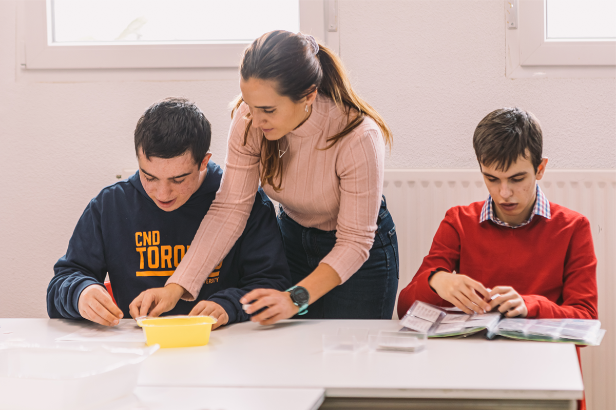 Profesora con dos alumnos autistas en clase