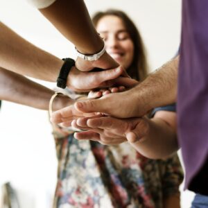 Gente participando juntos.