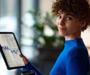 Mujer jóven con gráfico de datos