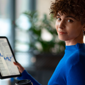 Mujer jóven con gráfico de datos