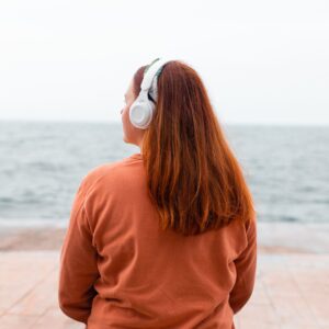 Mujer joven de espaldas con auriculares