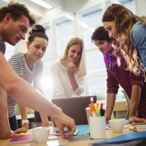 Cinco personas trabajando en equipo en un proyecto