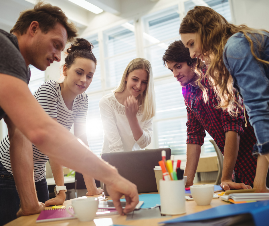 Cinco personas trabajando en equipo en un proyecto