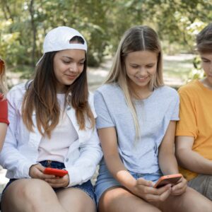 4 adolescentes, chicos y chicas, compartiendo tiempo con las TIC.