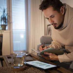 Hombre trabajando con tablet.