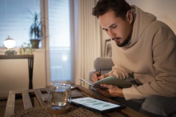 Hombre trabajando con tablet.