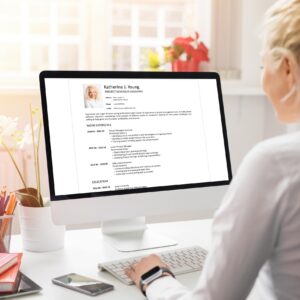 Mujer preparando su cv en un ordenador.