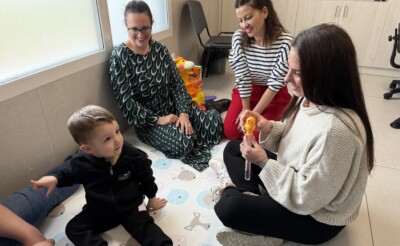 La ministra de Juventud e Infancia compromete el apoyo del Gobierno al programa de detección precoz del autismo