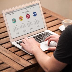 Persona usando ordenador.