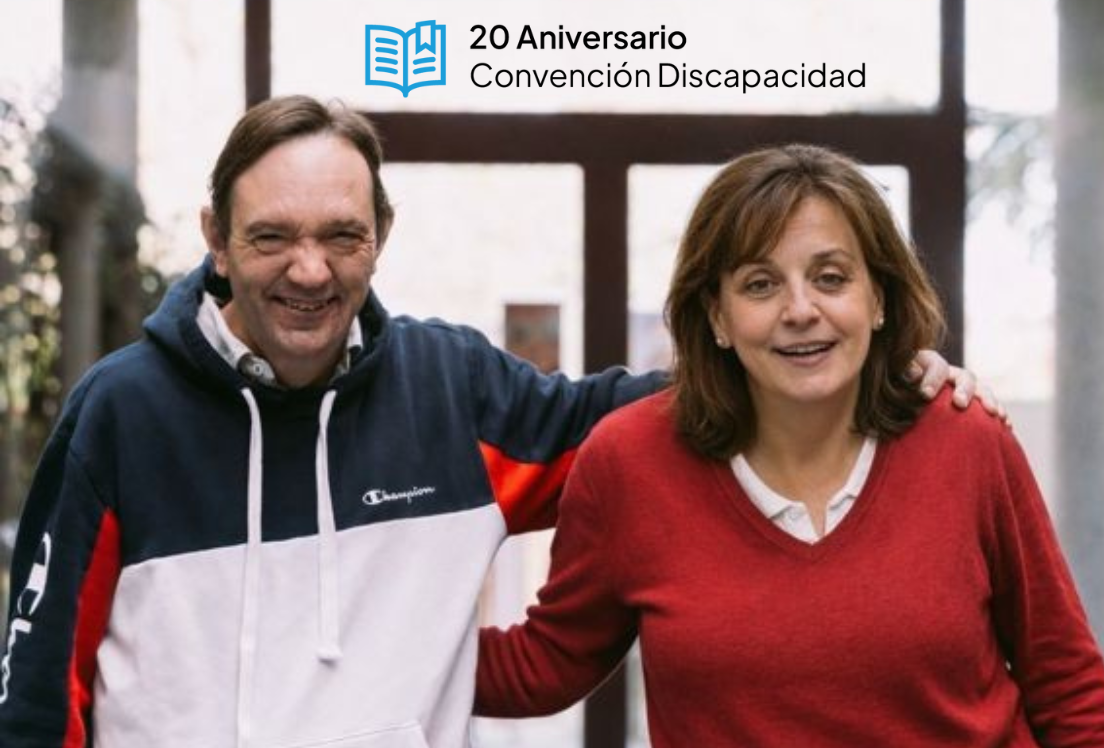 Un hombre y una mujer se cogen por el hombro mientras miran a la cámara en una habitación muy luminosa